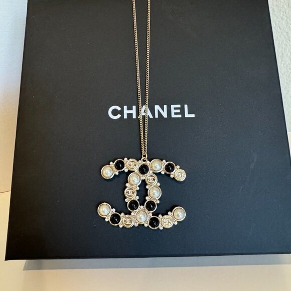 CHANEL PENDANT NECKLACE - Picture 2 of 5